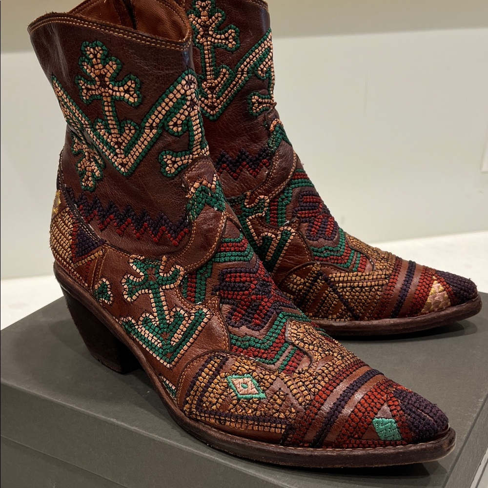 MarcoDelli Embroidered Heeled Boots